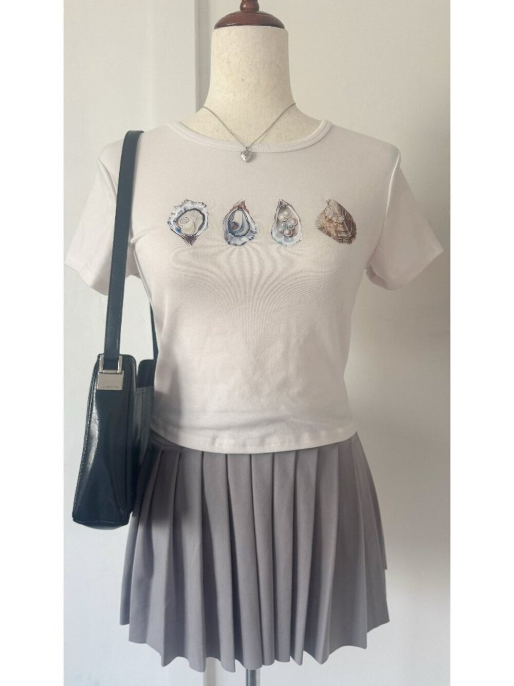 H&M Cropped White Oyster Graphic Tee